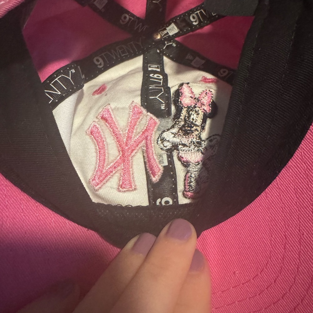 New York Yankees Pink and White Minnie Mouse 59Fifty hat - Picture 6 of 6